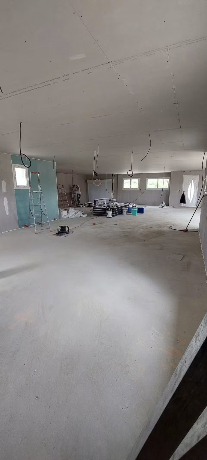 Grand volume avec plafond et doublages en placo